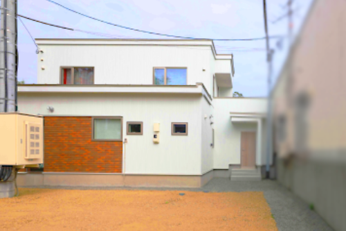 白い外壁にレンガの町、江別らしいアクセントタイルを施工